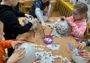 Dzieci przygotowują maski greckie